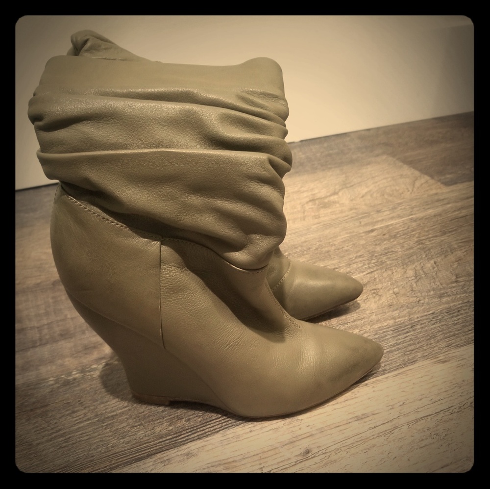 🖤Taupe Wedged Ruched Boots